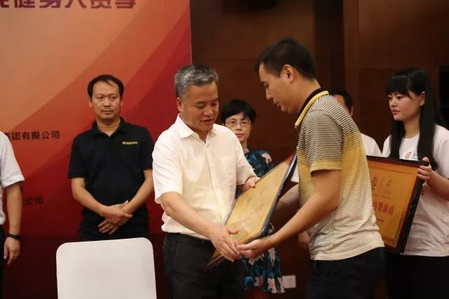 足球世界杯集团与大赛季赞助单位签约并授牌